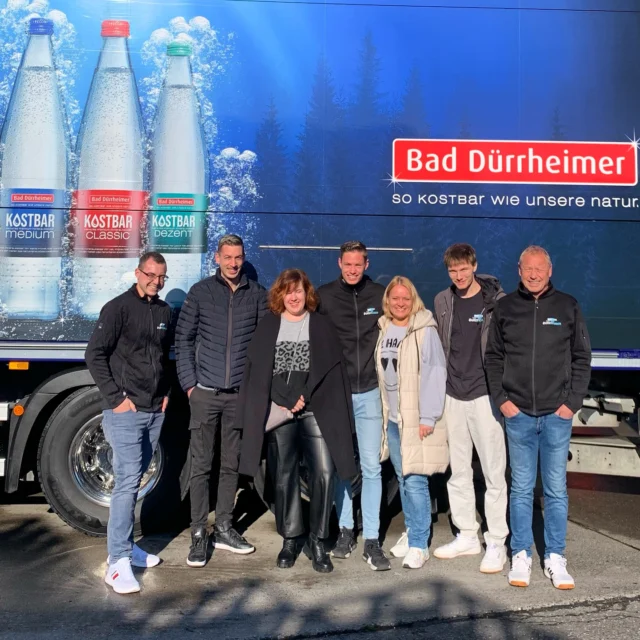Mitarbeiter Ausflug - Weiterbildung bei BAD DÜRRHEIMER 💦🤩🍸😊💧

Wir haben exklusive hinter die Kulissen von @bad_duerrheimer geschaut, so Kostbar wie unsere Natur! 
- Einblicke in die Produktion 
- Besichtigung der Abfüllanlagen 
- Informationen vom Brunnen bis hin zum fertigen Mineralwasser.
Anschließend ging’s weiter mit dem Schätzle Tag,
im gemütlichem Beisammensein standen Food Trucks, Kostbare Getränke und Life Musik bereit. 

Danke für die Einladung! 
Team DurstKurier 😎🥂🍾

#baddürrheim #schätzletag #baddürrheimermineralbrunnen #durstkurier #produktion #hinterdenkulissen #wasser #kostbar #team #weiterbildung #blackforest #herbolzheim #durst #kurier #liefersevice #getränke #mineralwasser